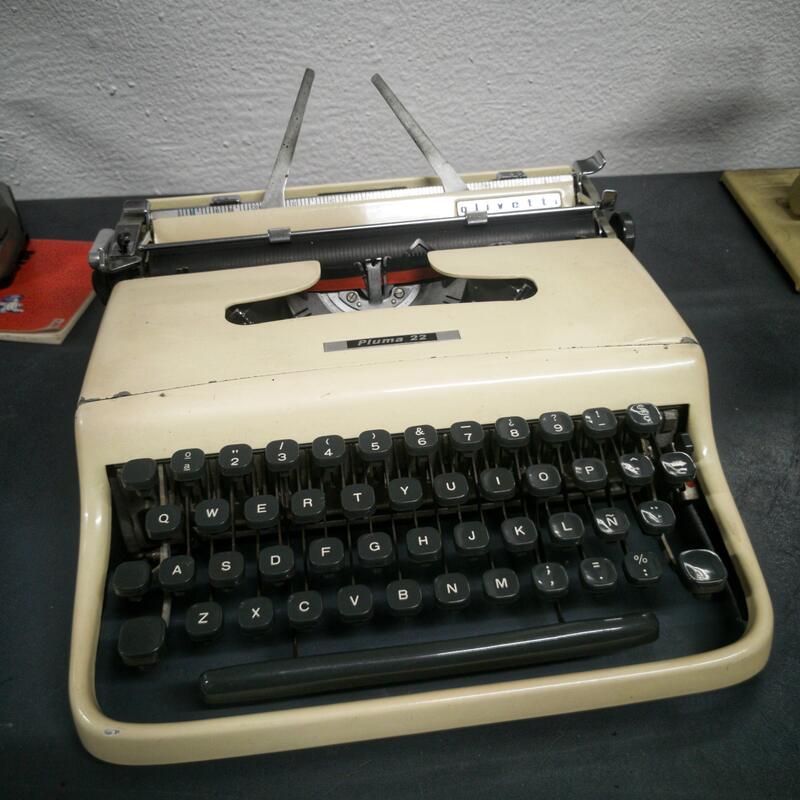 Olivetti Typewriter - Pluma 22