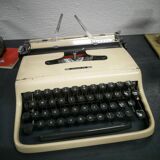 Olivetti Typewriter - Pluma 22