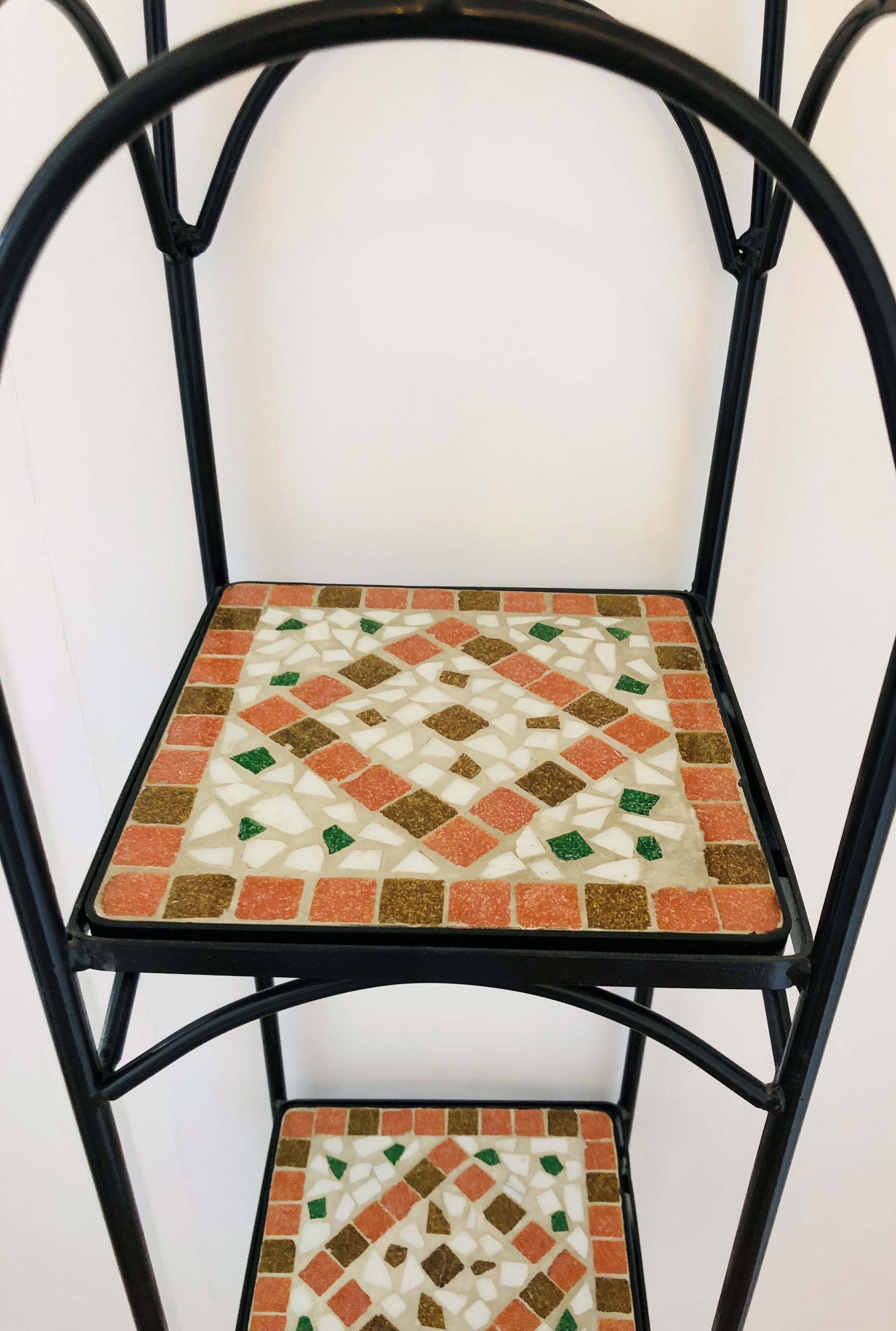 Etagère en fer forgé et mosaïque