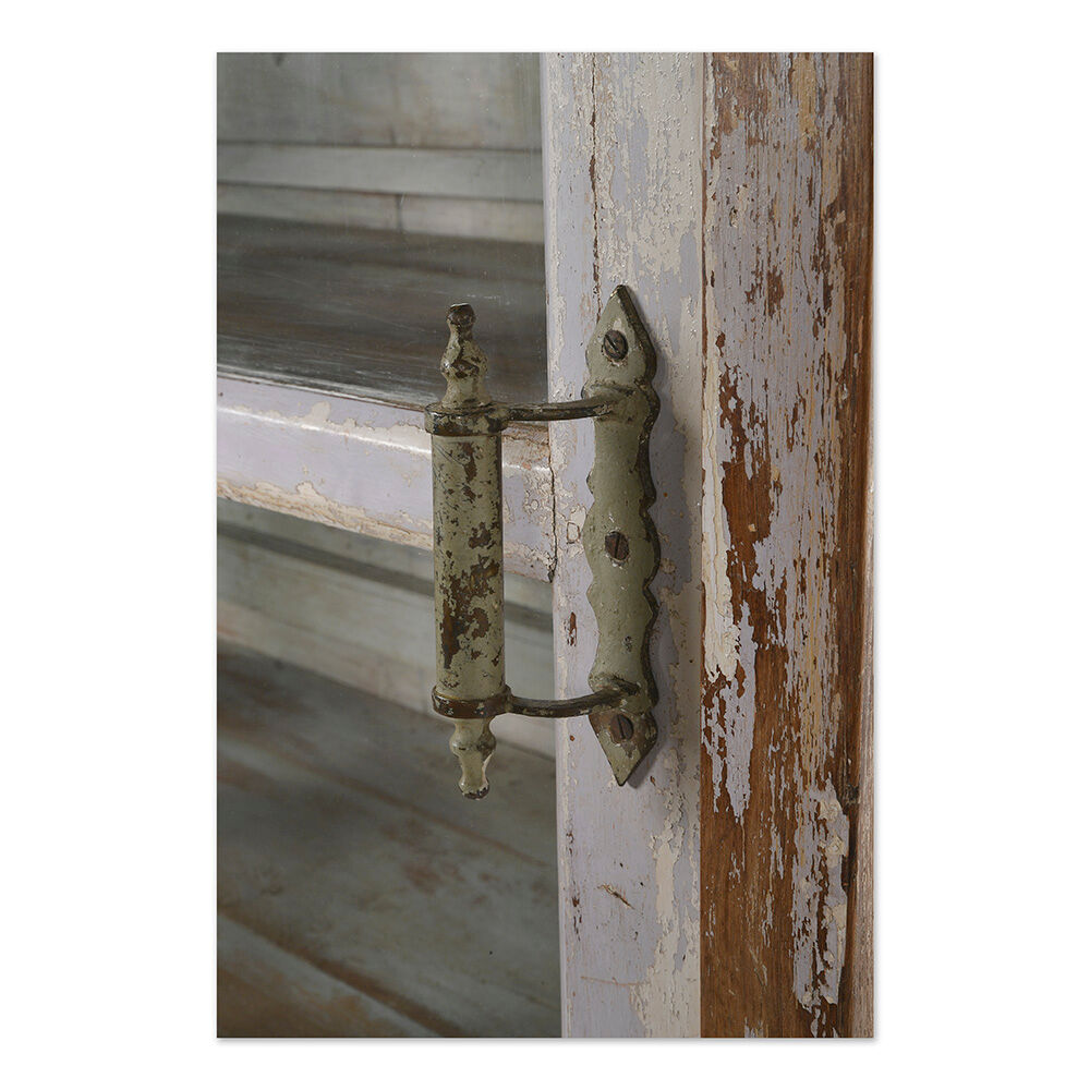 Vitrine à portes coulissantes en bois patiné