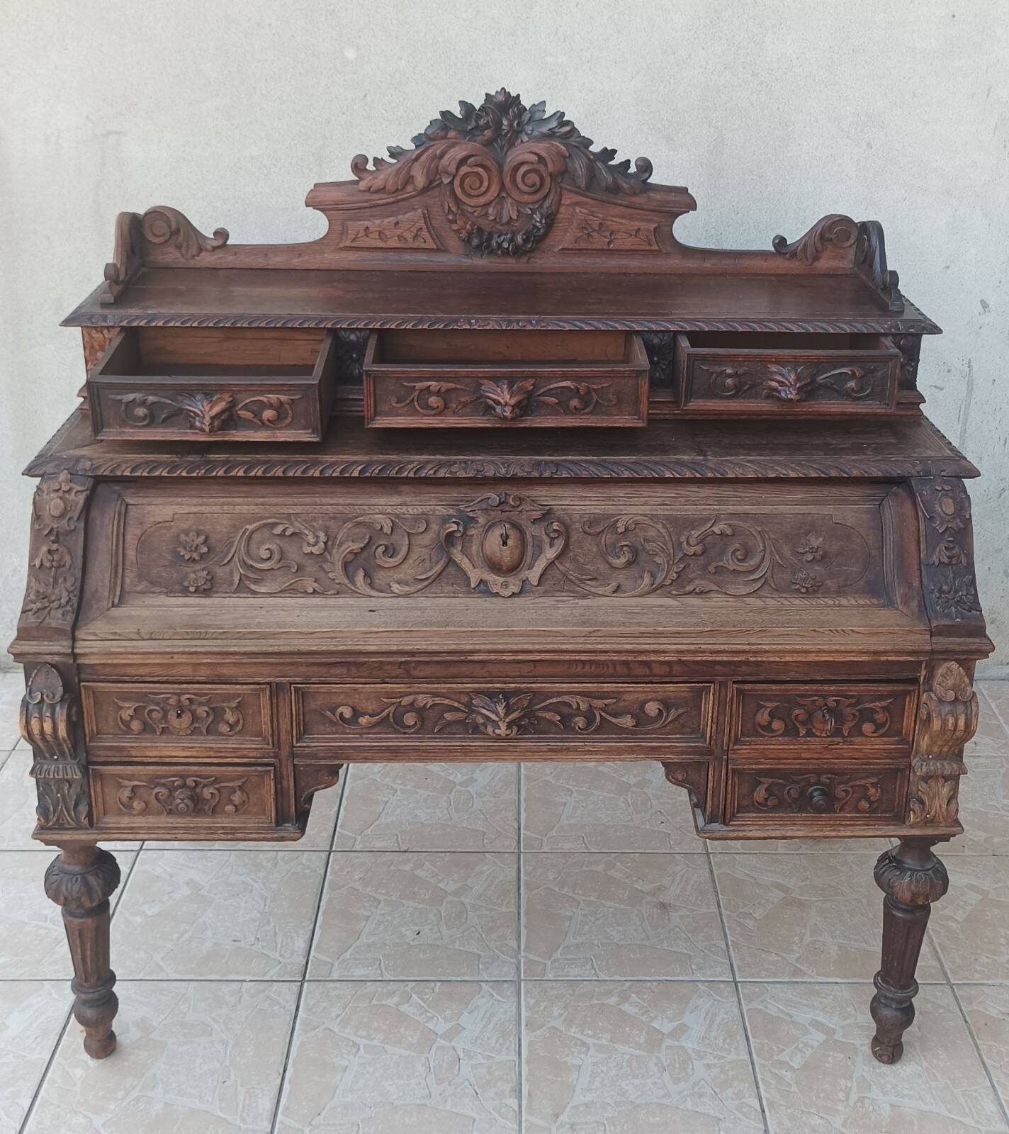 Louis XIII cylinder desk in carved oak, 19th century.