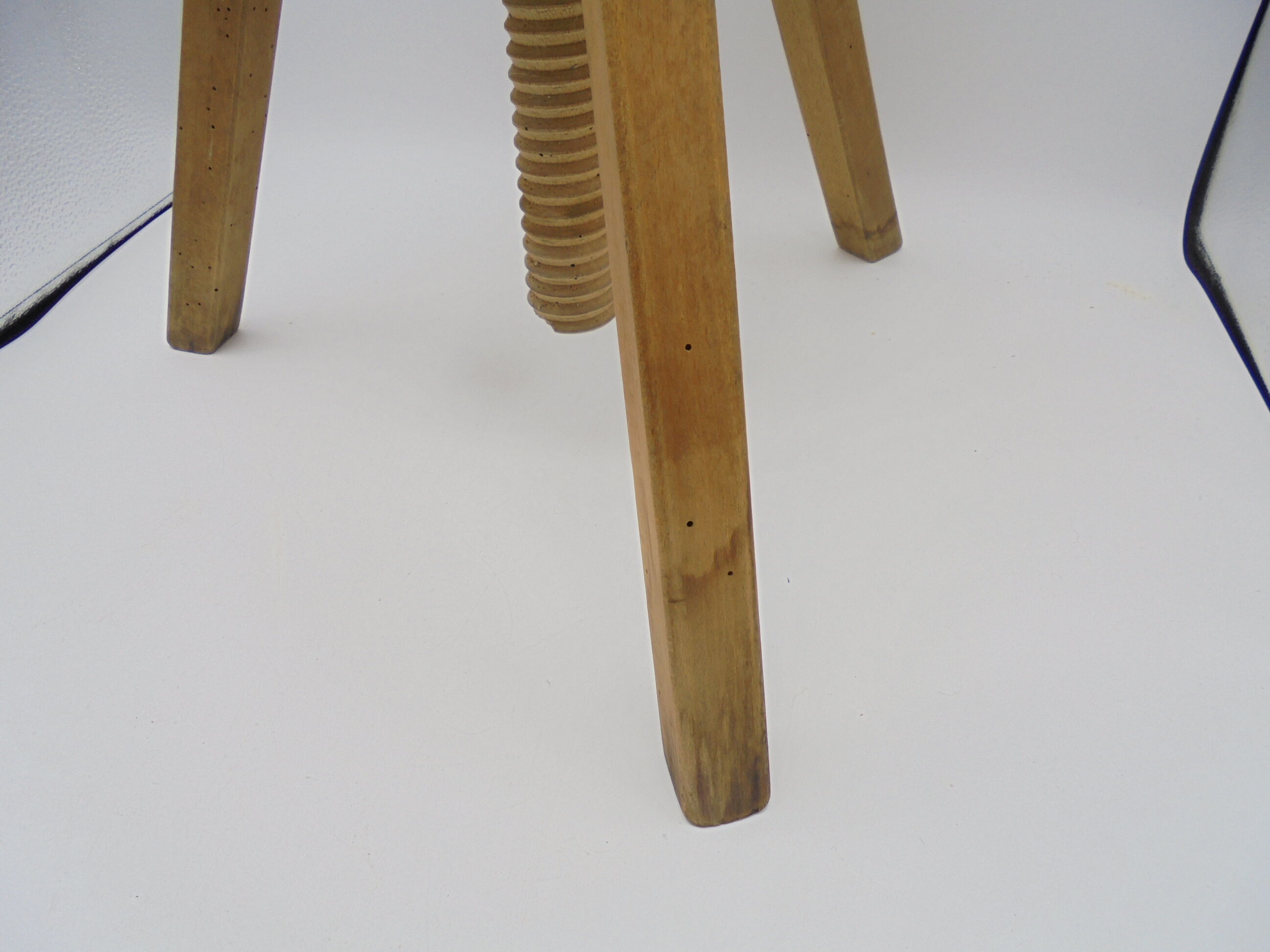Stool with screw