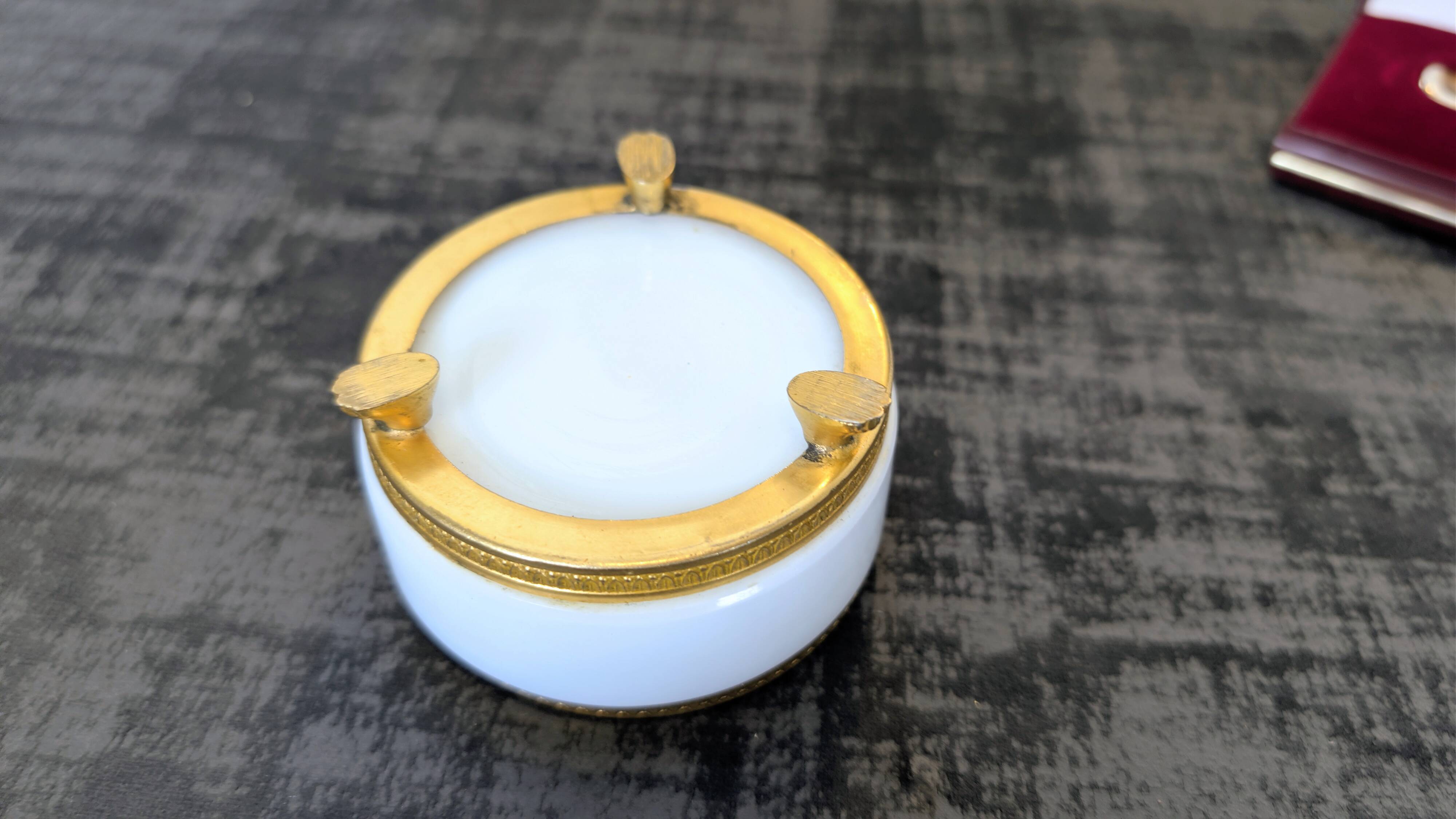 Antique ashtray in white opaline and brass, neoclassical style.