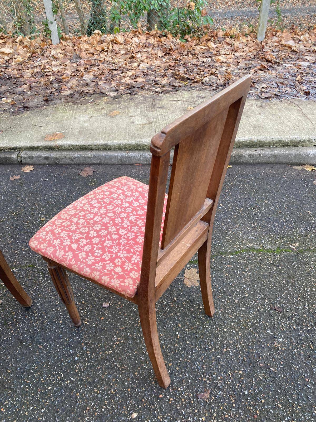 2 chaises sculptées en bois massif et tissu art déco 1950