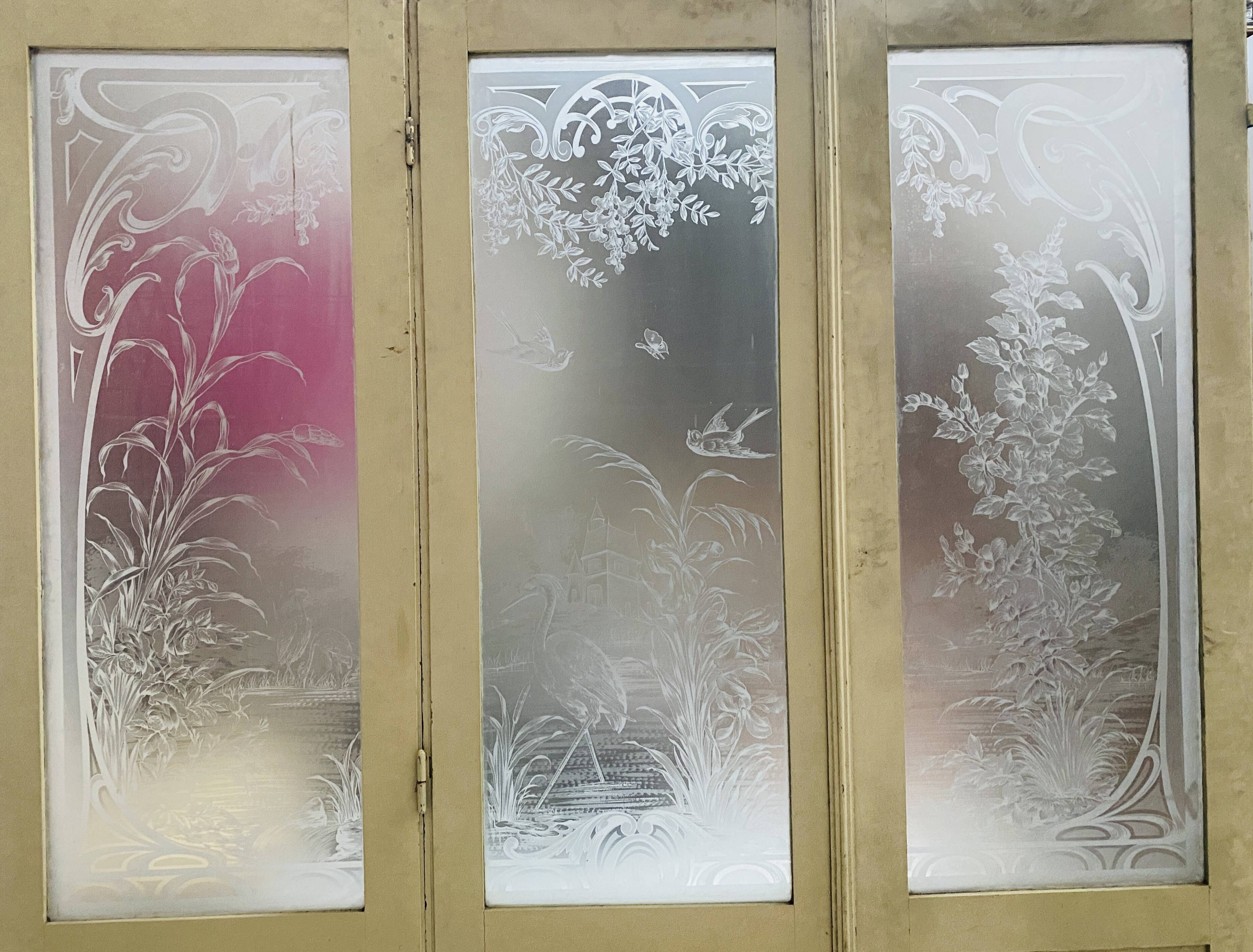 Suite de trois portes de séparation Art nouveau en bois et verre gravé XX s