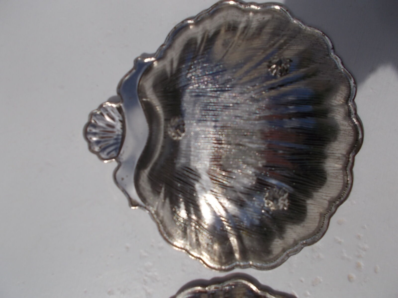 Set of 2 cups shaped metal shell