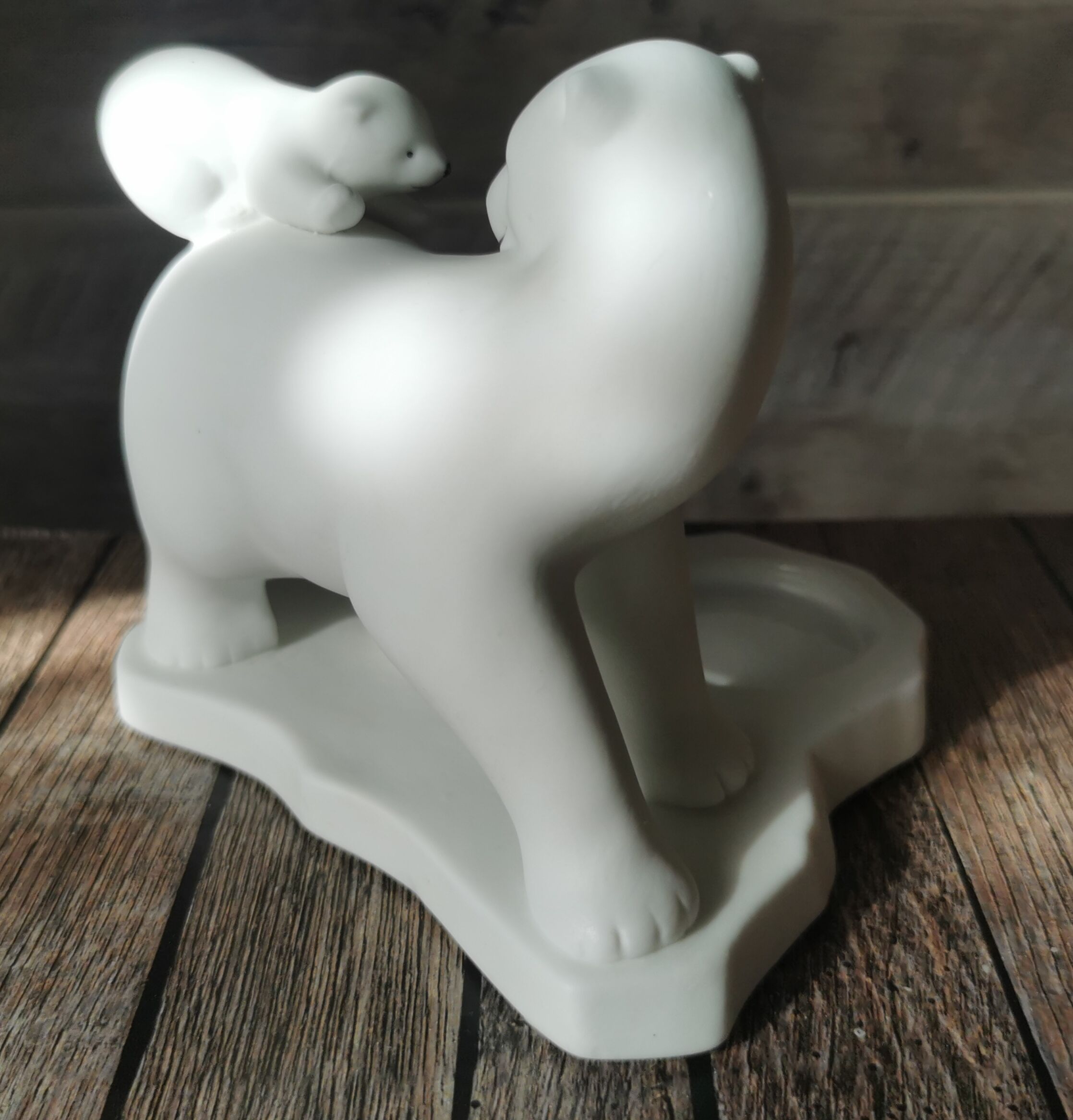 Polar bear candle holder