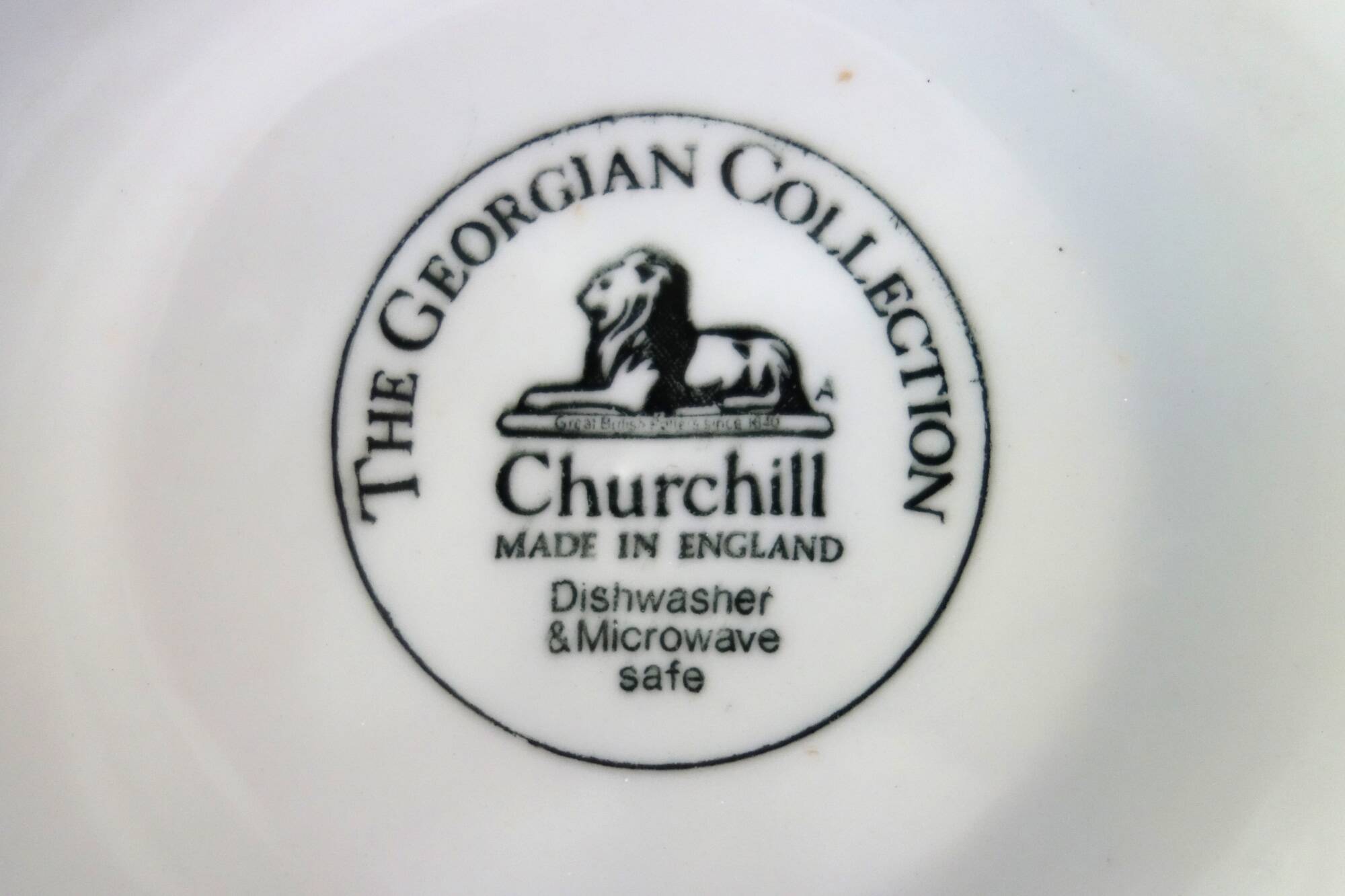 10 assiettes à dessert et plat Churchill The Georgian Collection  England