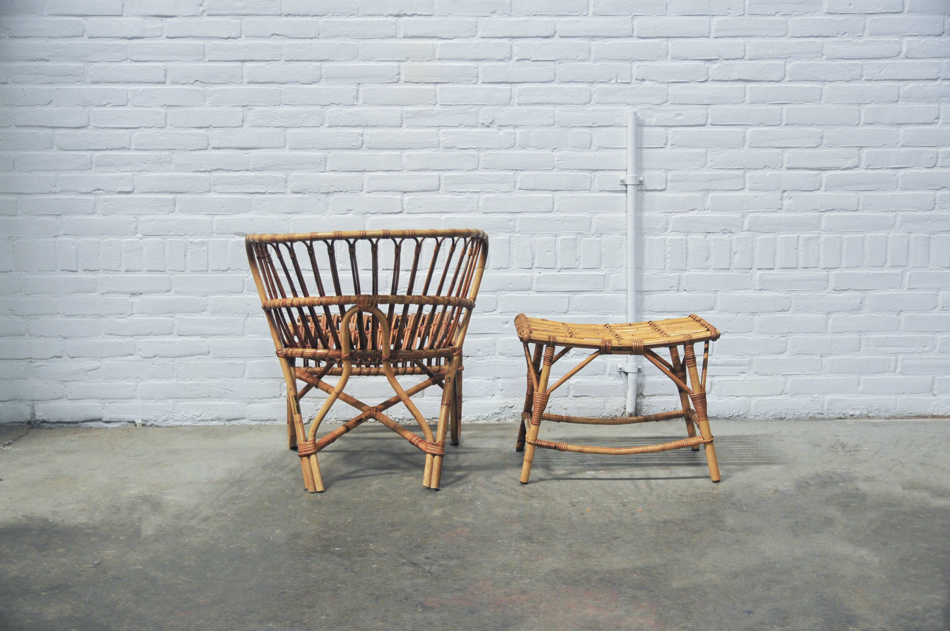 fauteuil et repose-pieds en rotin de l'usine de meubles Jonkers