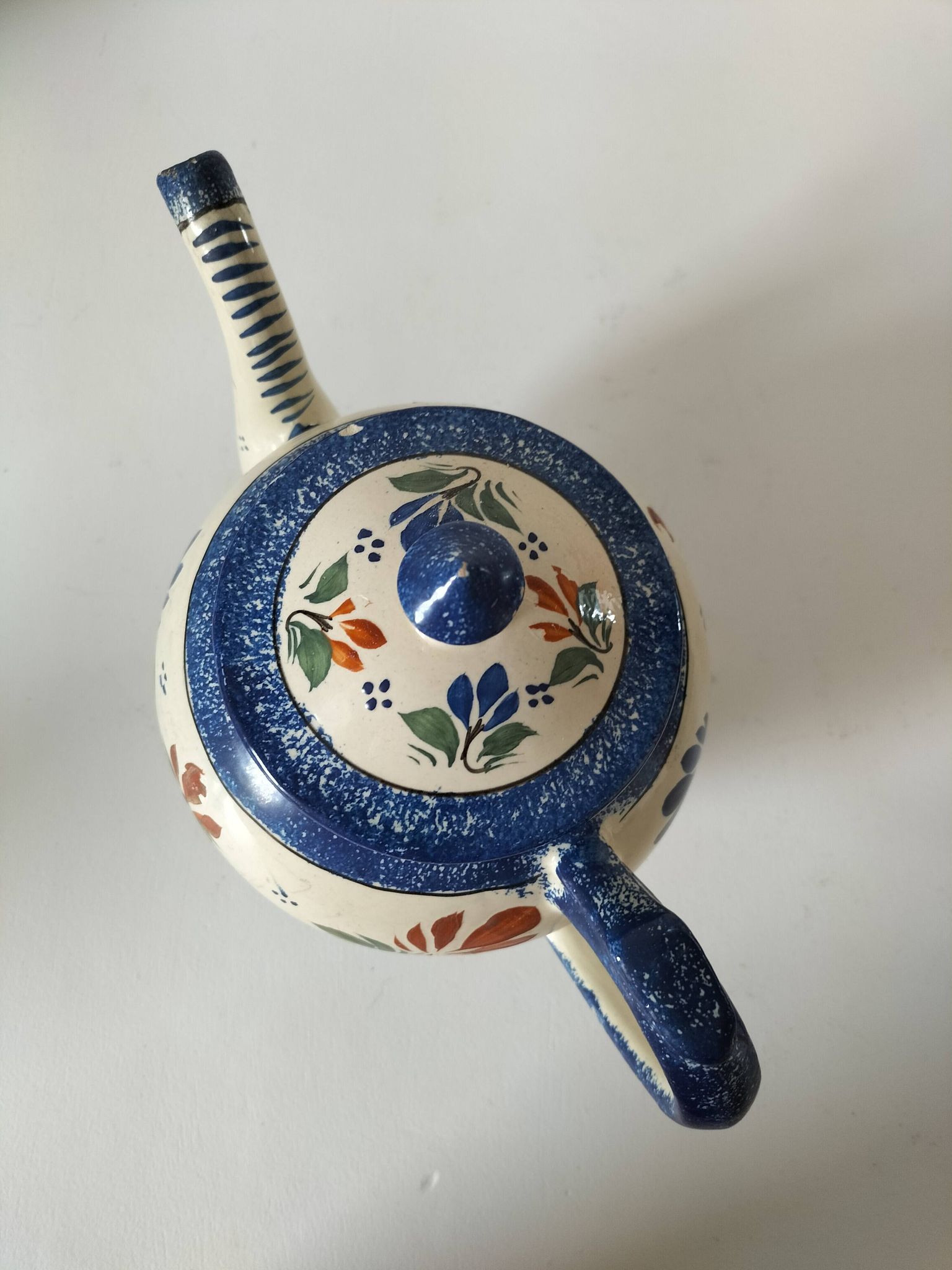 Théière Henriot Quimper – décor floral en relief