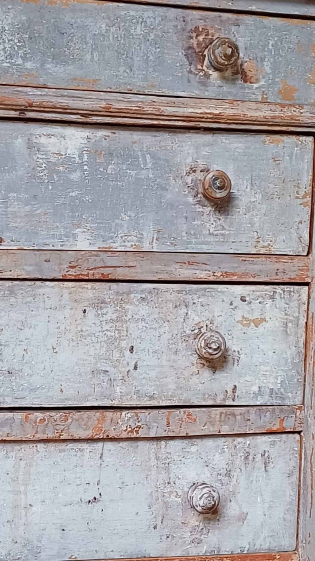 Distressed chest of drawers