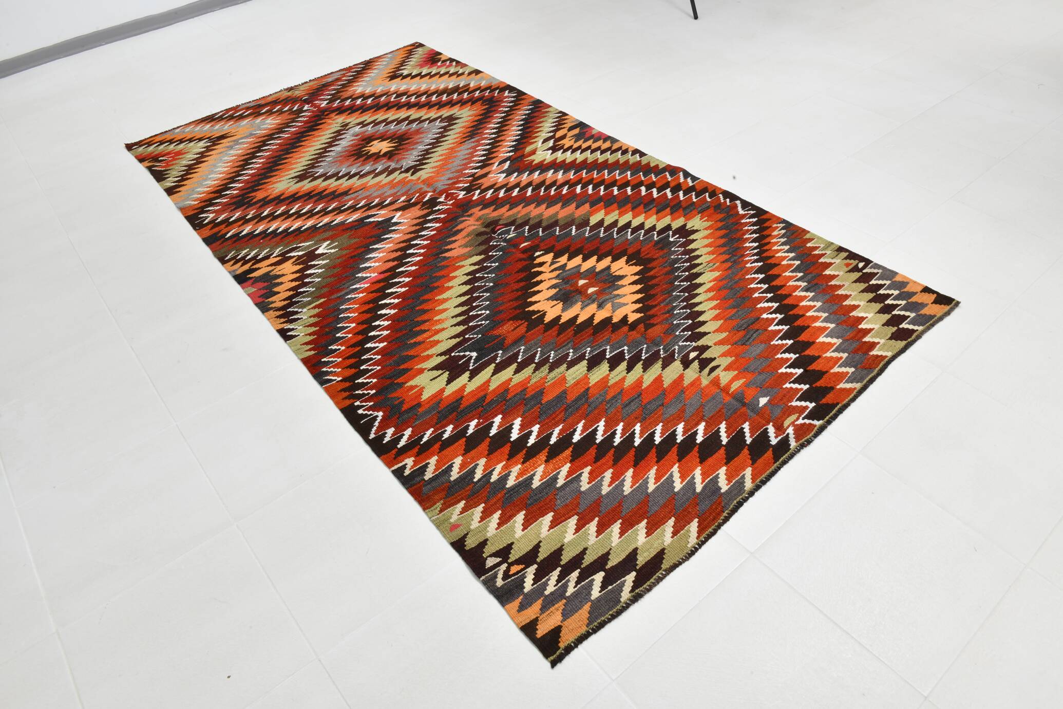Tapis Kilim vintage géométrique rouge et vert