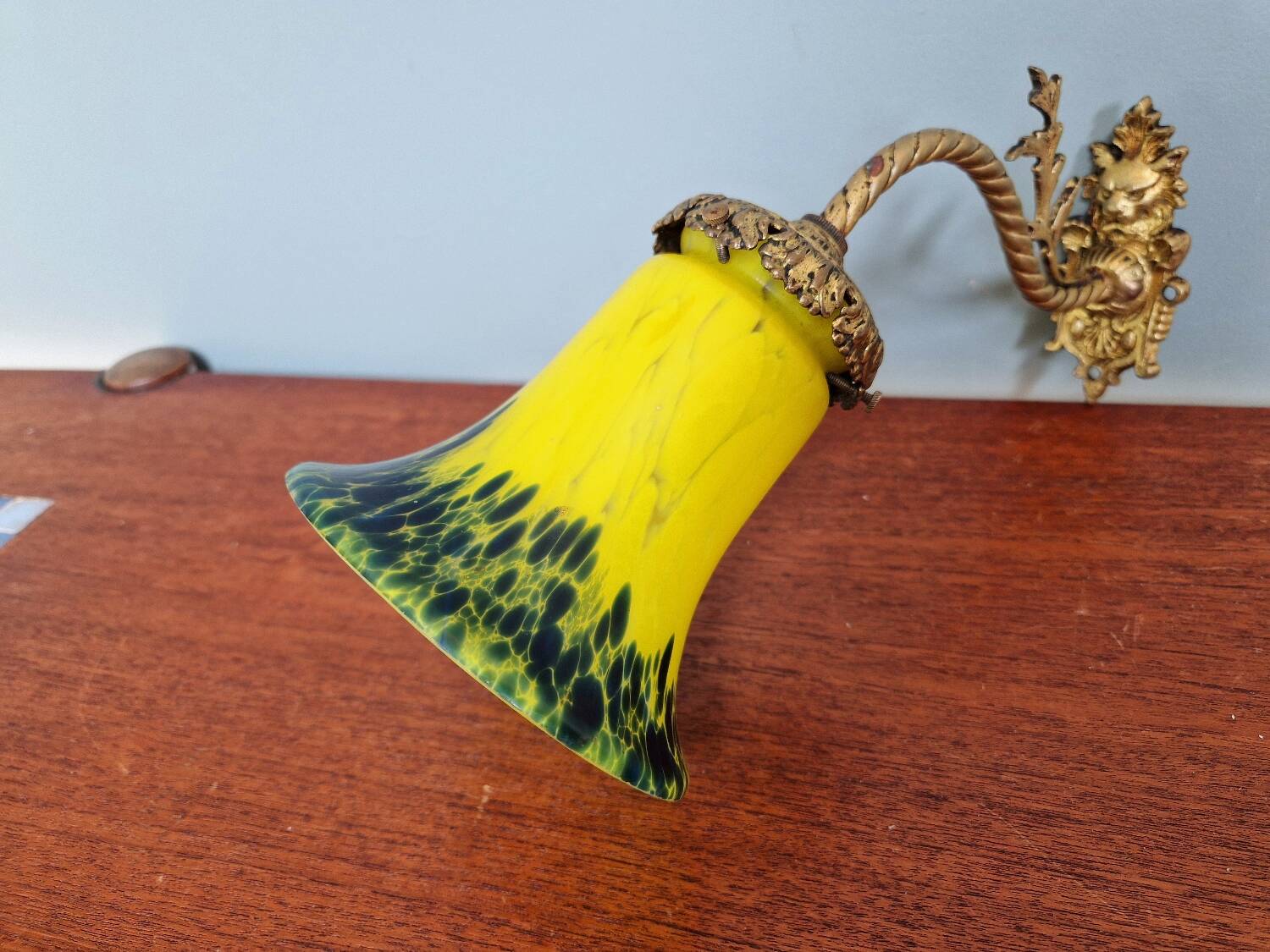 Wall sconce in gilded bronze and yellow/blue speckled glass