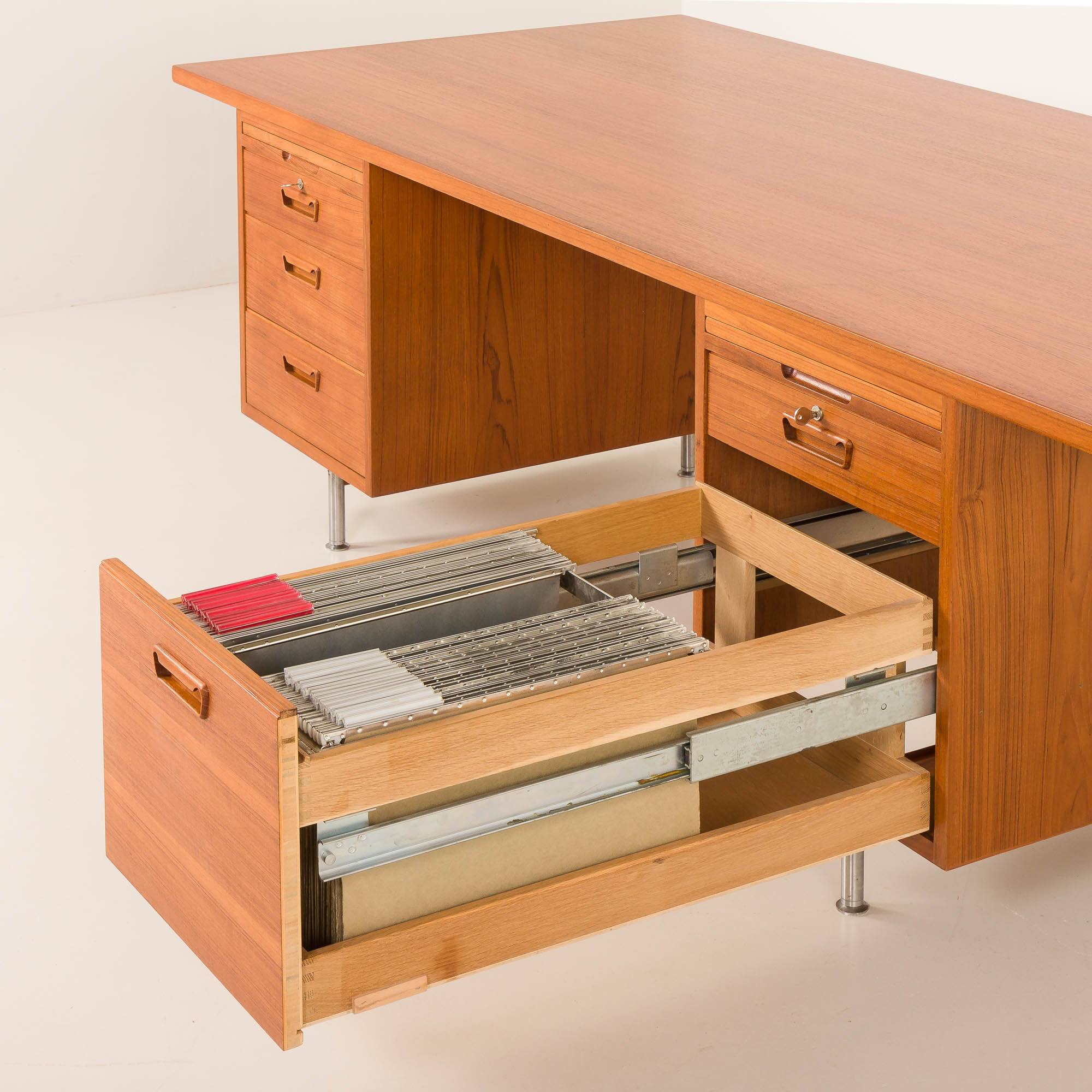 Bureau de direction extra large en teck, style danois du milieu du XXe siècle, années 1970