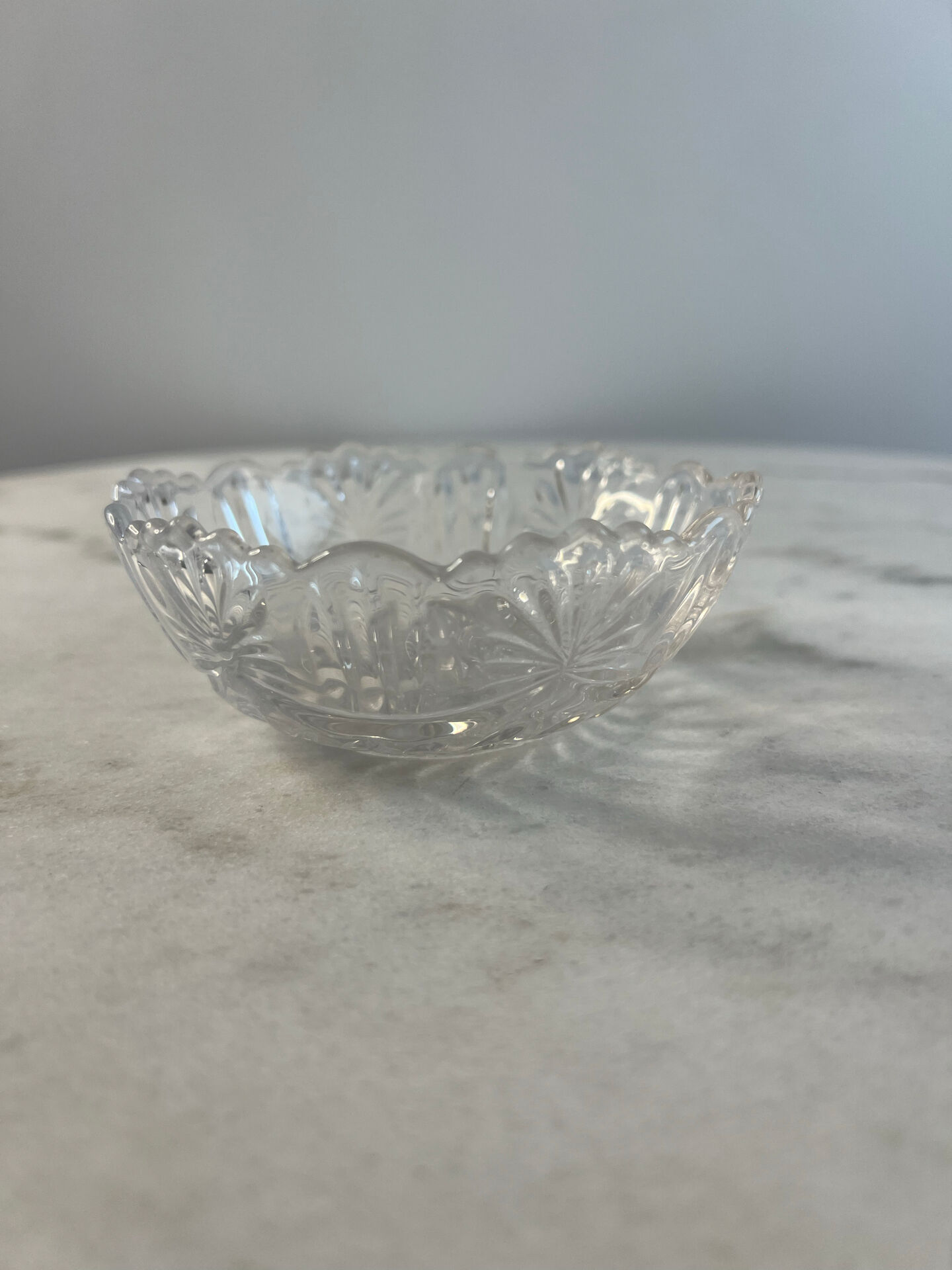 Coupelle en verre taillé bord festonné 11cm