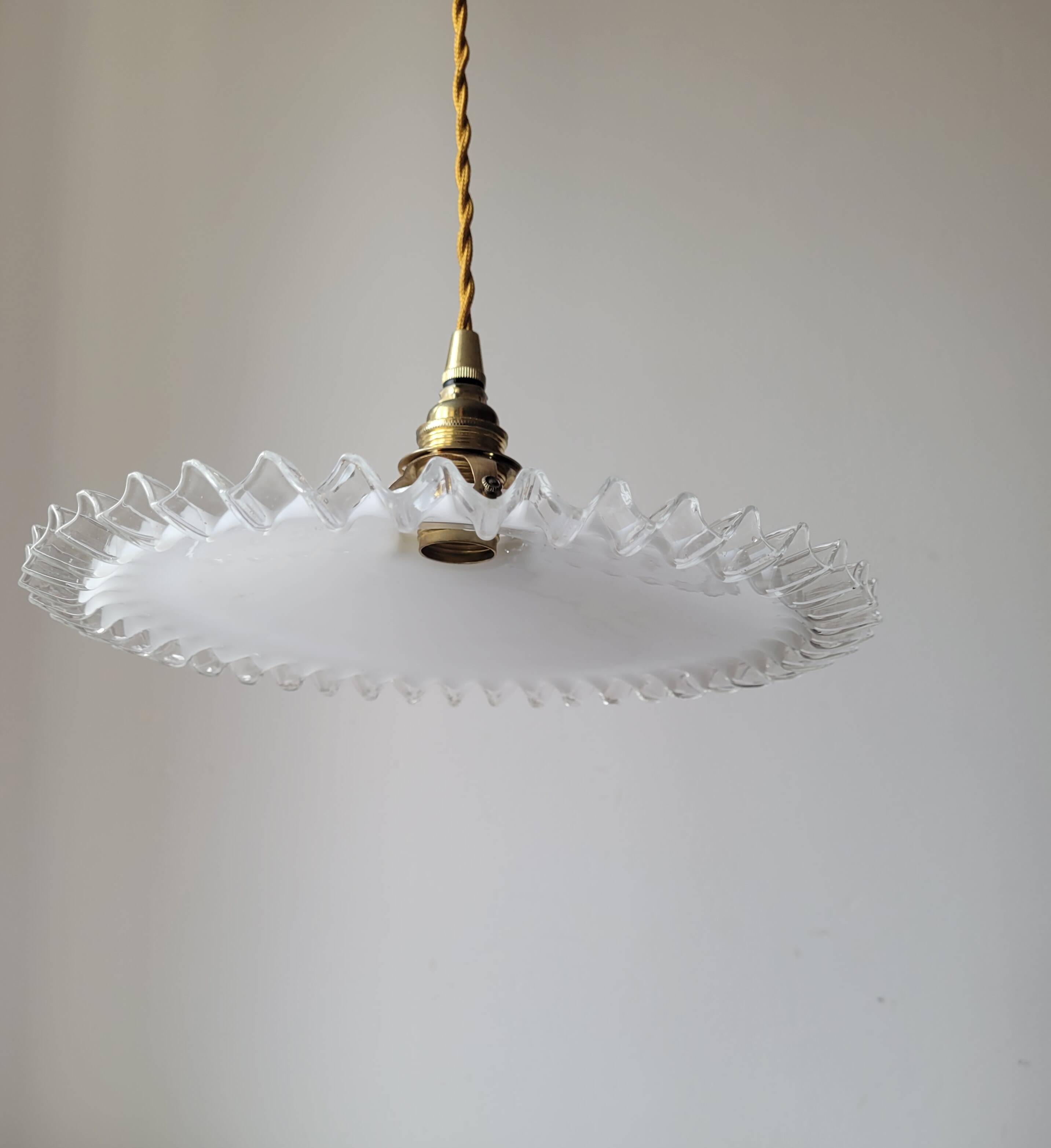 Pendant in serrated opaline