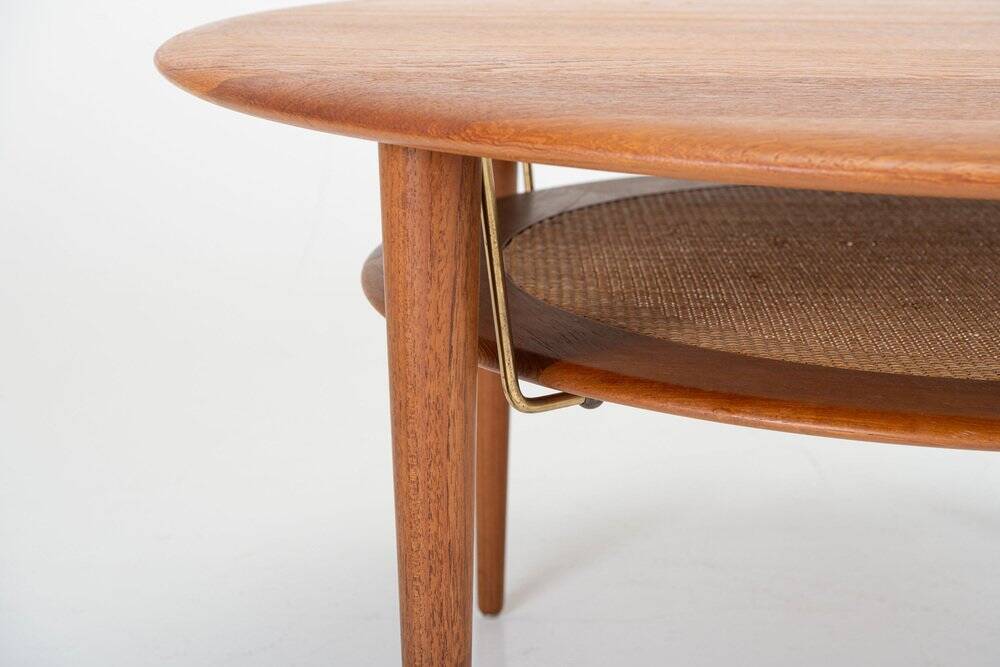 Table basse ronde en teck et en rotin par Peter Hvidt et Orla Mølgaard Nielsen pour France & Søn, années 1960.