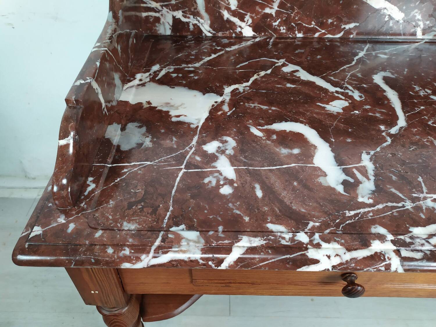 Burgundy marble dressing table