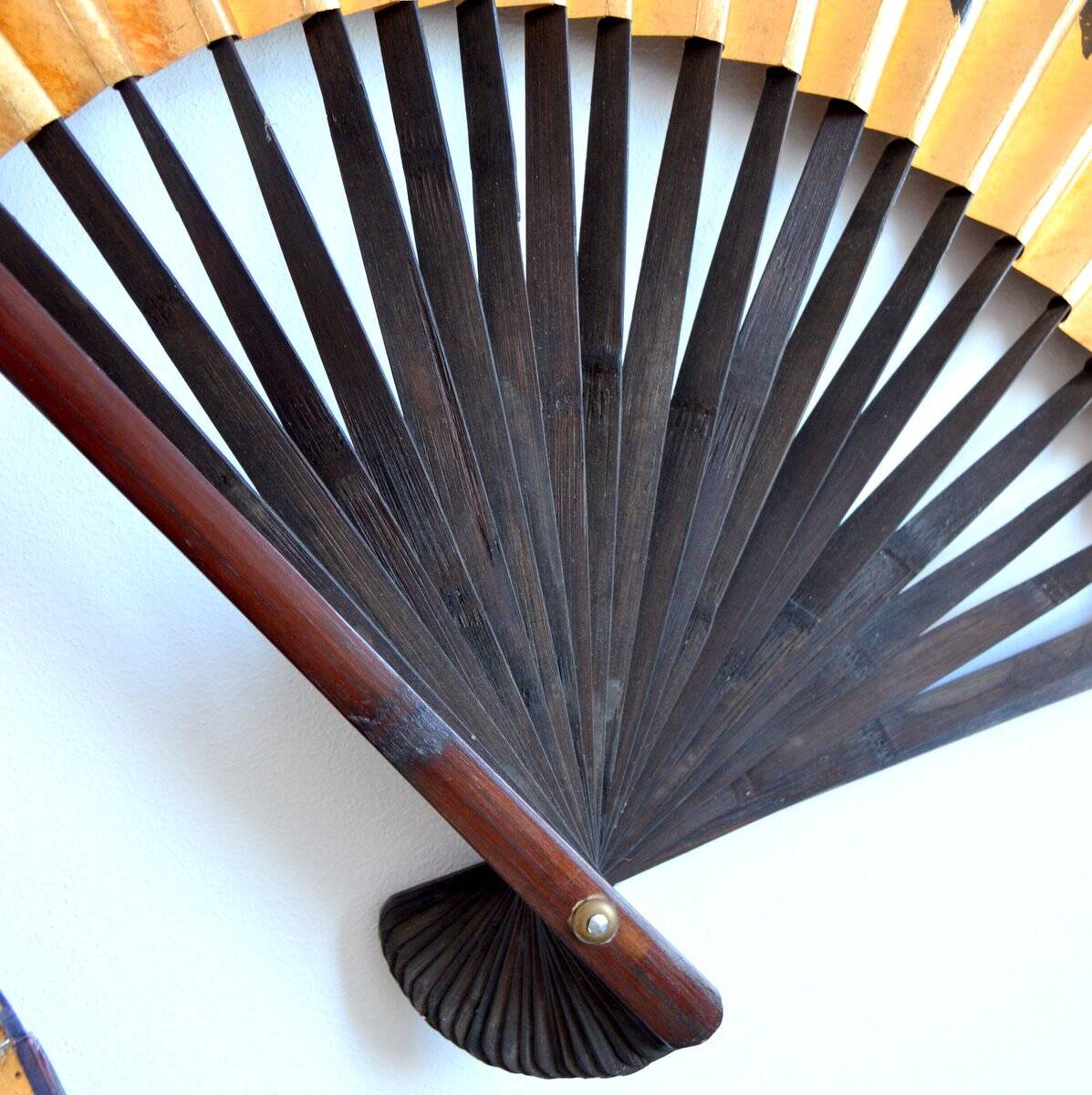 Paire d’éventails chinois dorés, 1960