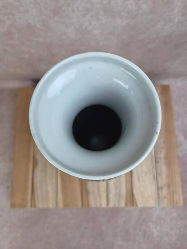 Vase chinois en porcelaine à décor floral Famille Noire