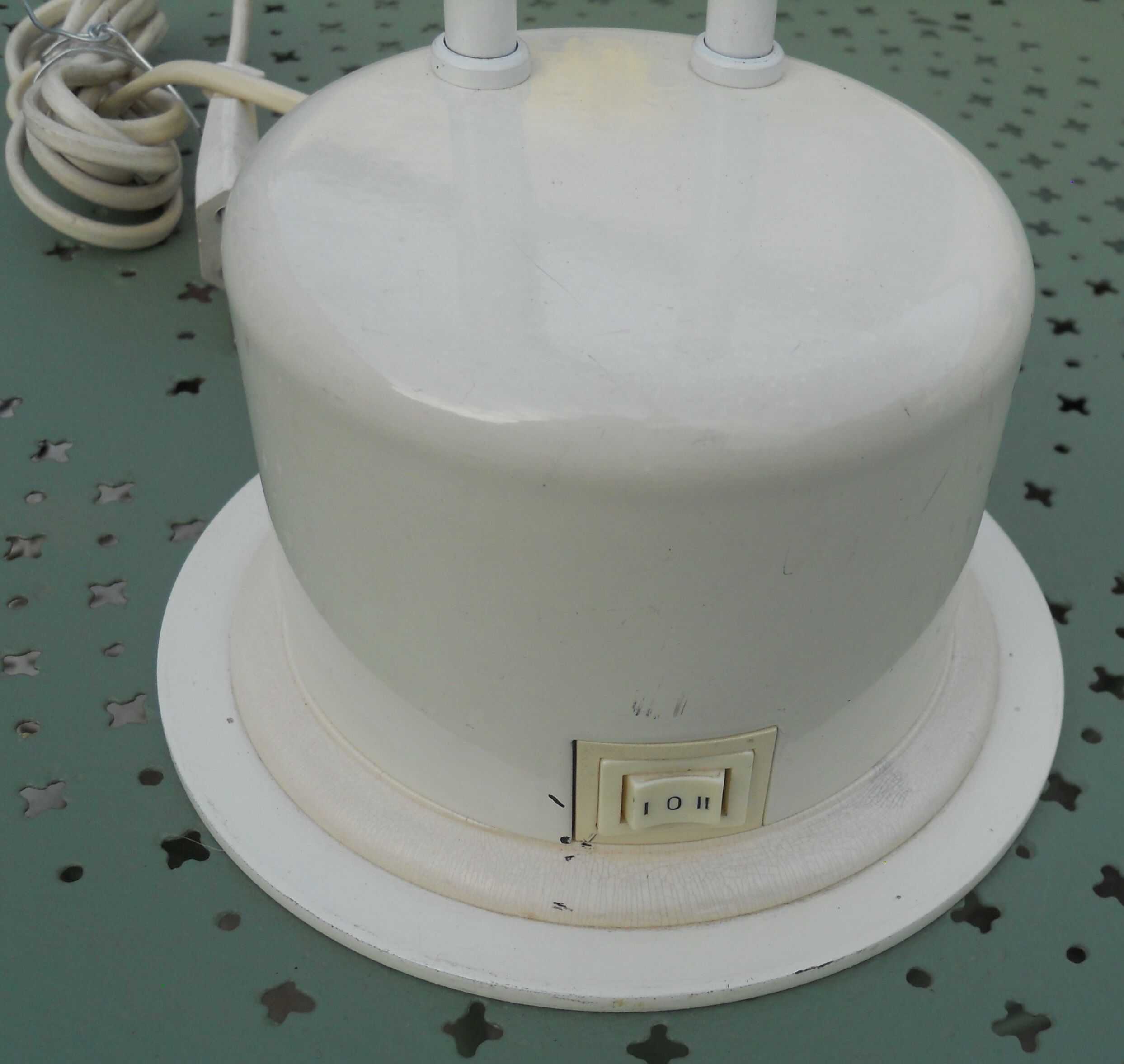 Massive swing desk lamp has two lights and a kneecap