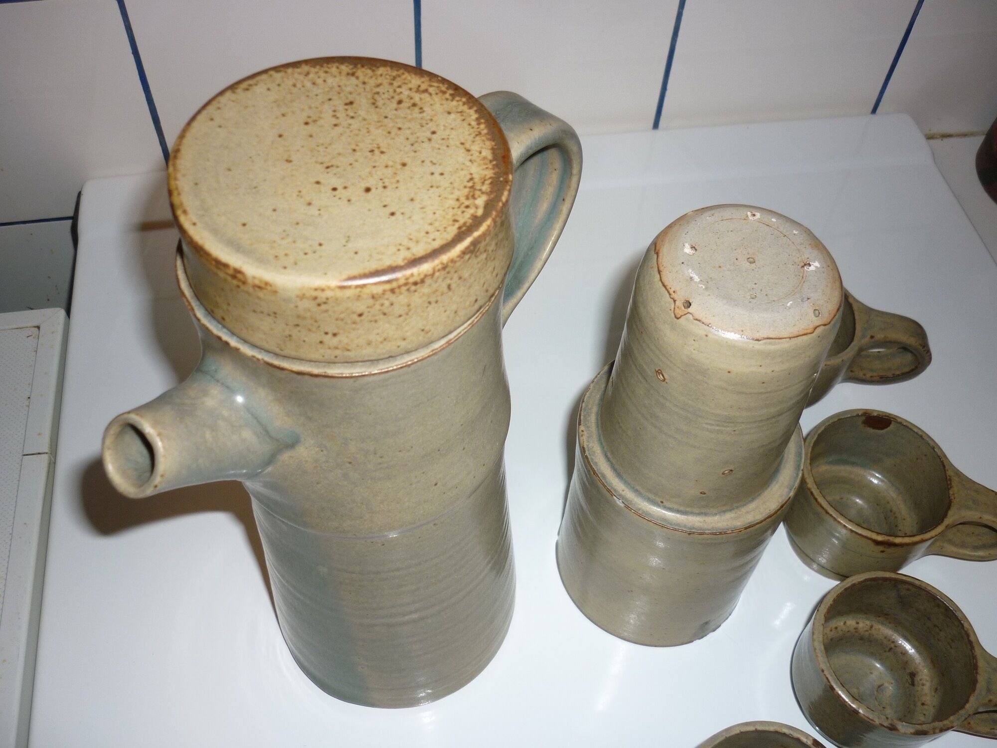 High coffee or teapot and 4 cups in sandstone