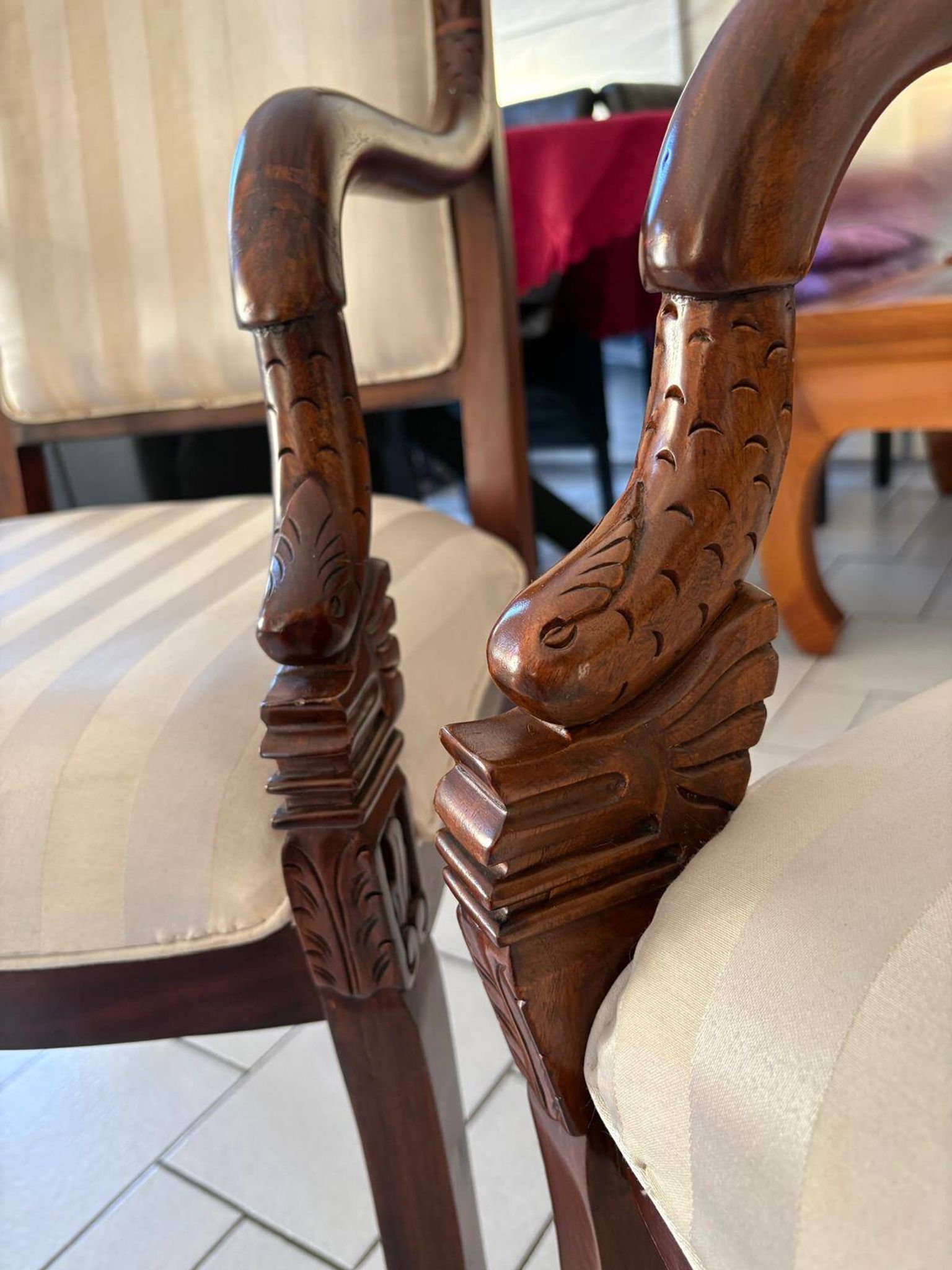 Paire de fauteuils sculptés style Empire – bois acajou