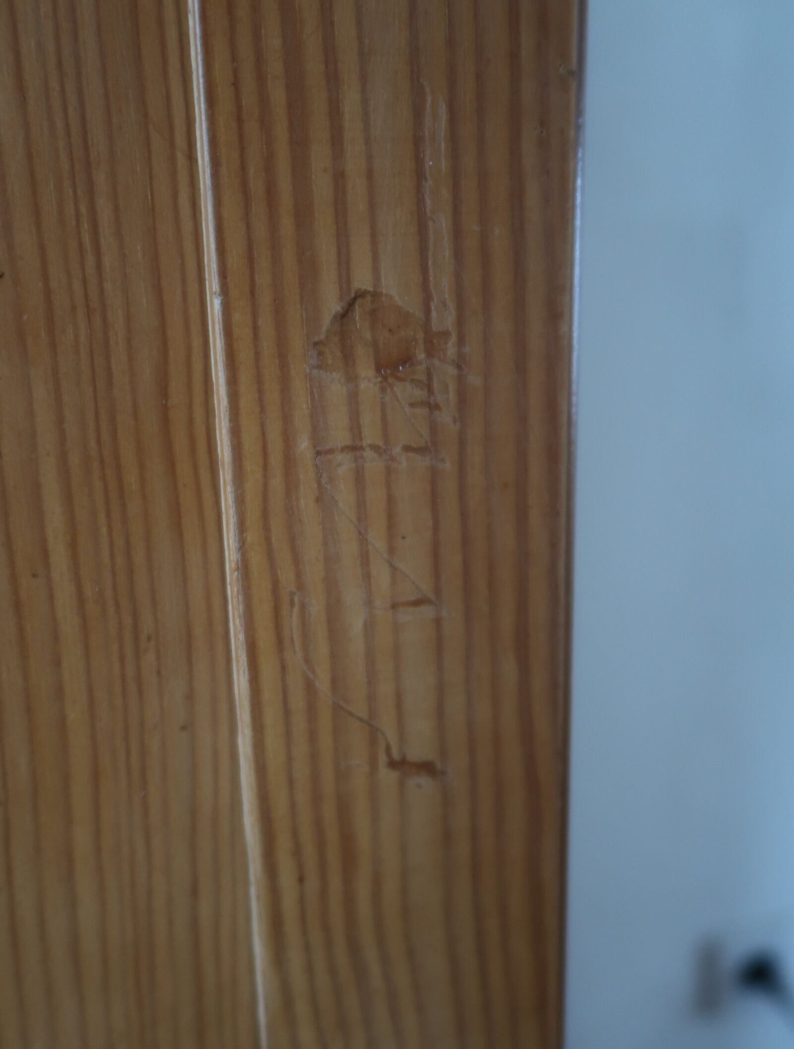 Armoire pieds compas