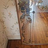 Miroir ancien à décor doré sur verre gravé de style Baroque