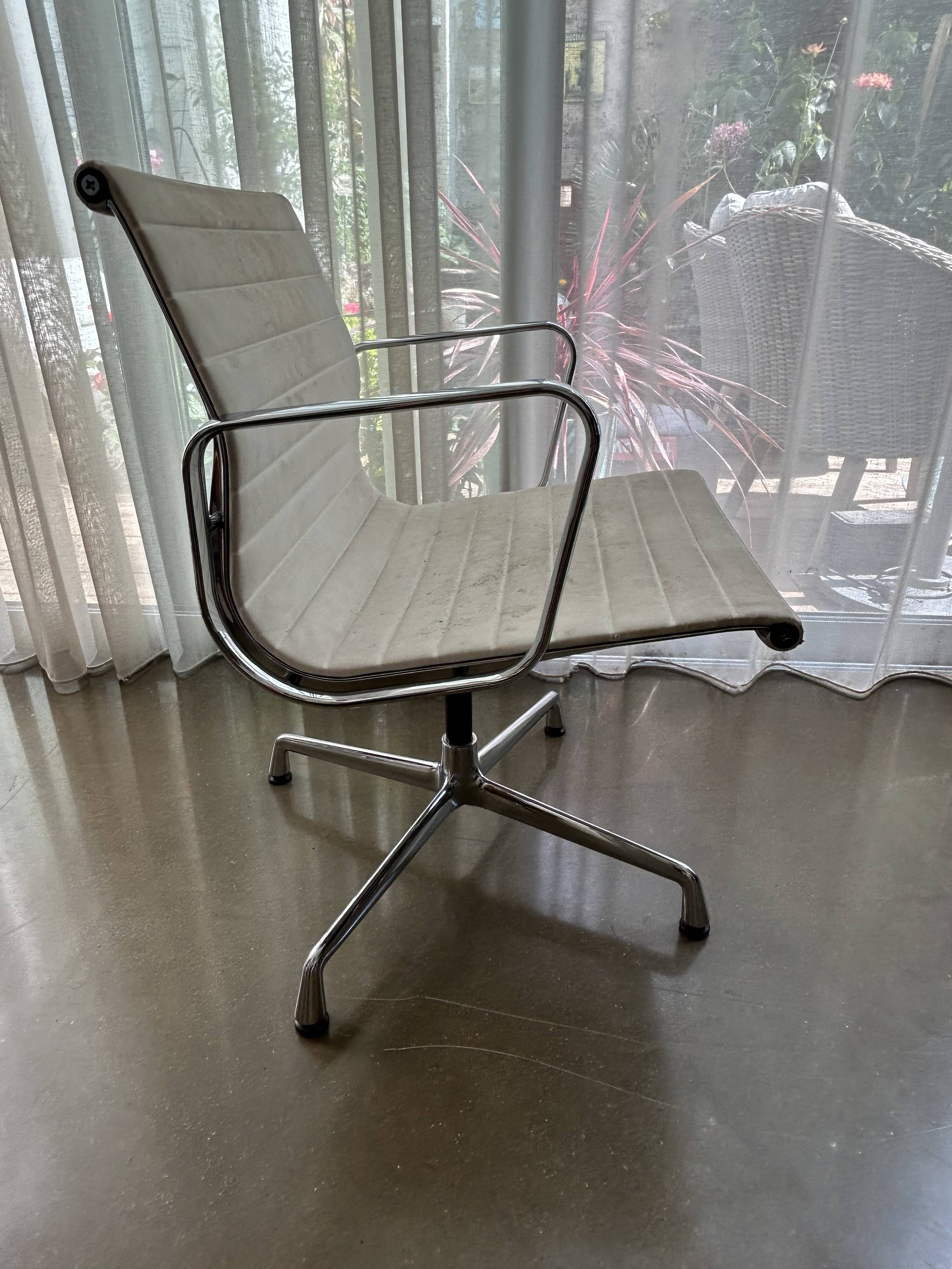 ALUMINIUM CHAIR EA 104 Pivotant