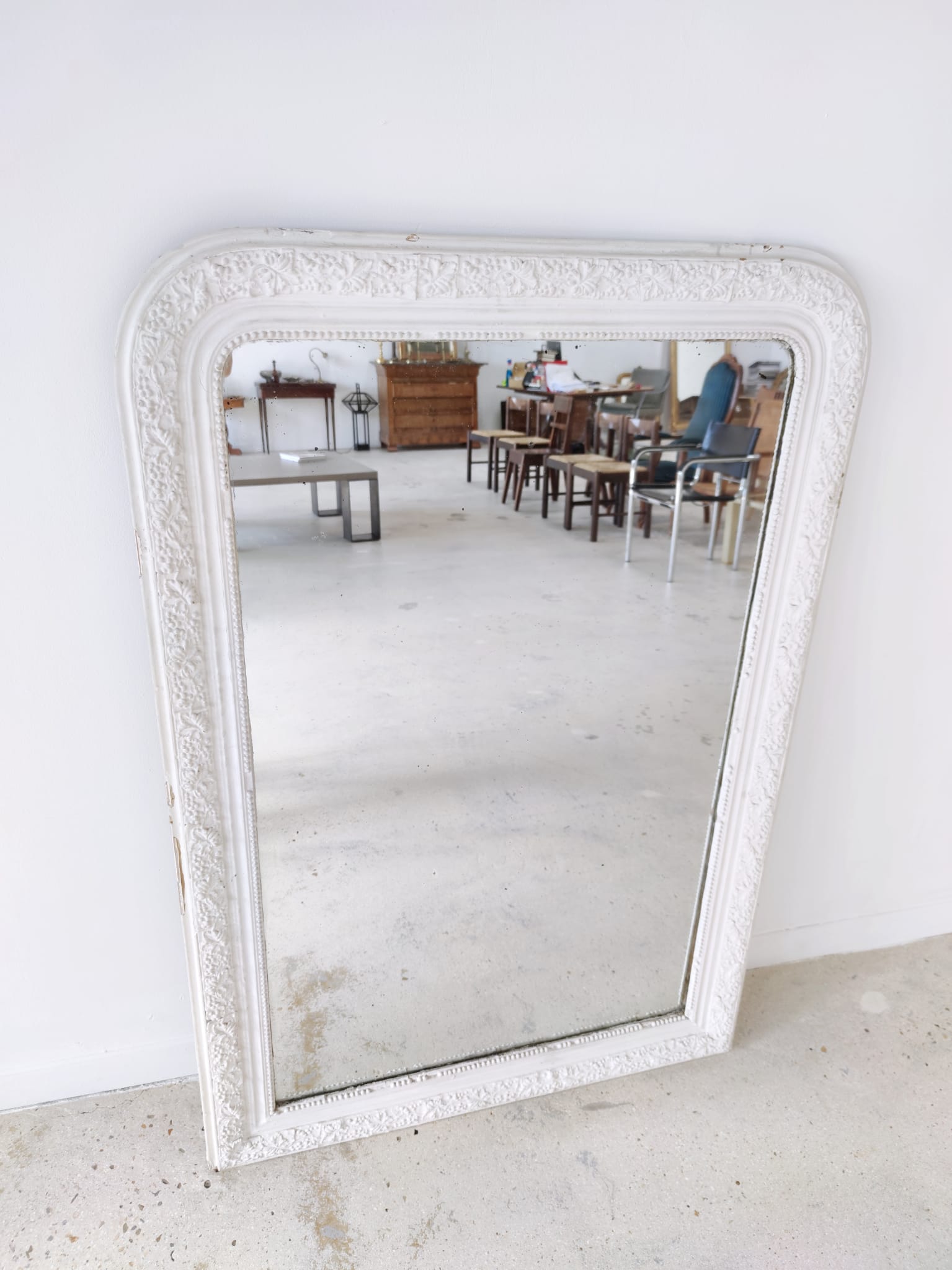 White lacquered wood mirror