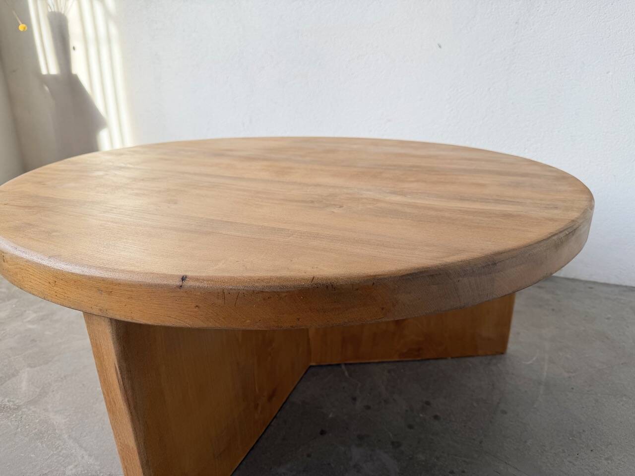 Round modernist coffee table, elm, 1950s.