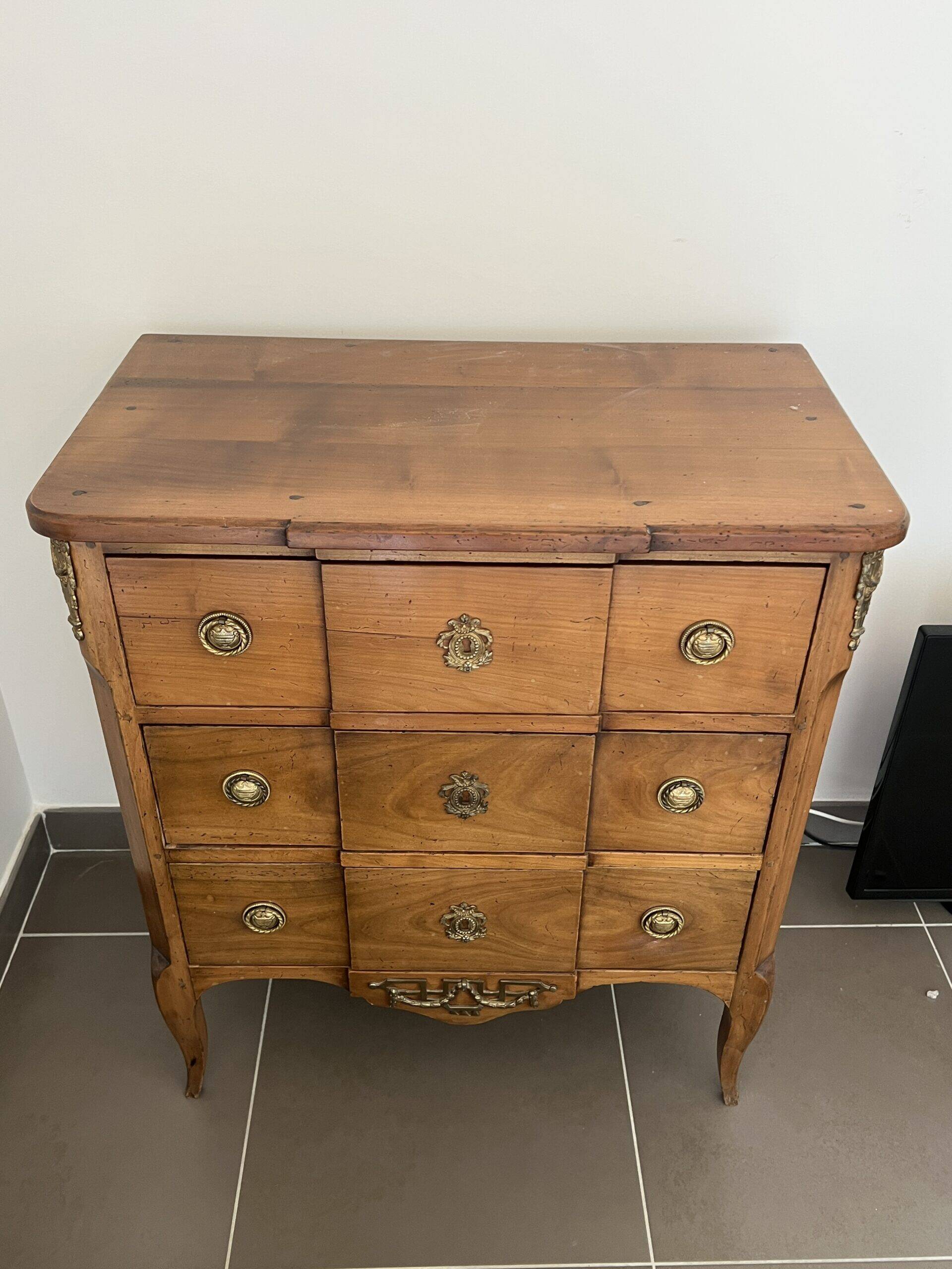 Transitional chest of drawers in solid cherry wood, early 20th century