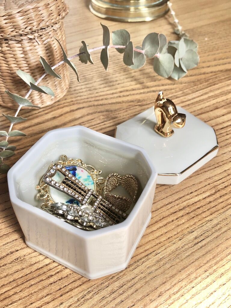 Porcelain jewelry box "golden cat"