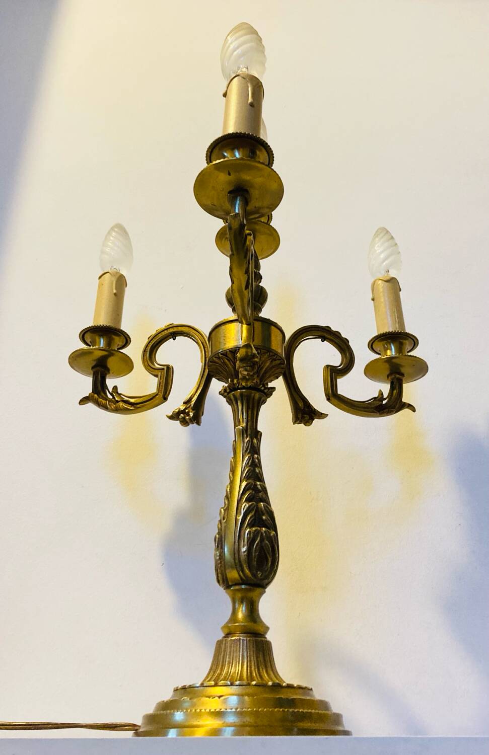 Large table lamps in solid bronze, decorated with acanthus leaves.
