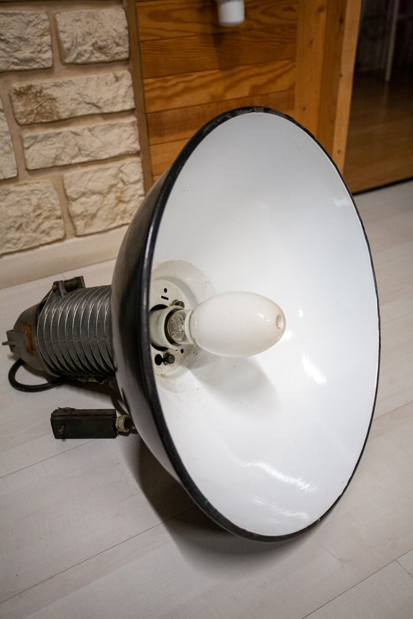 Industrial lamp suspension