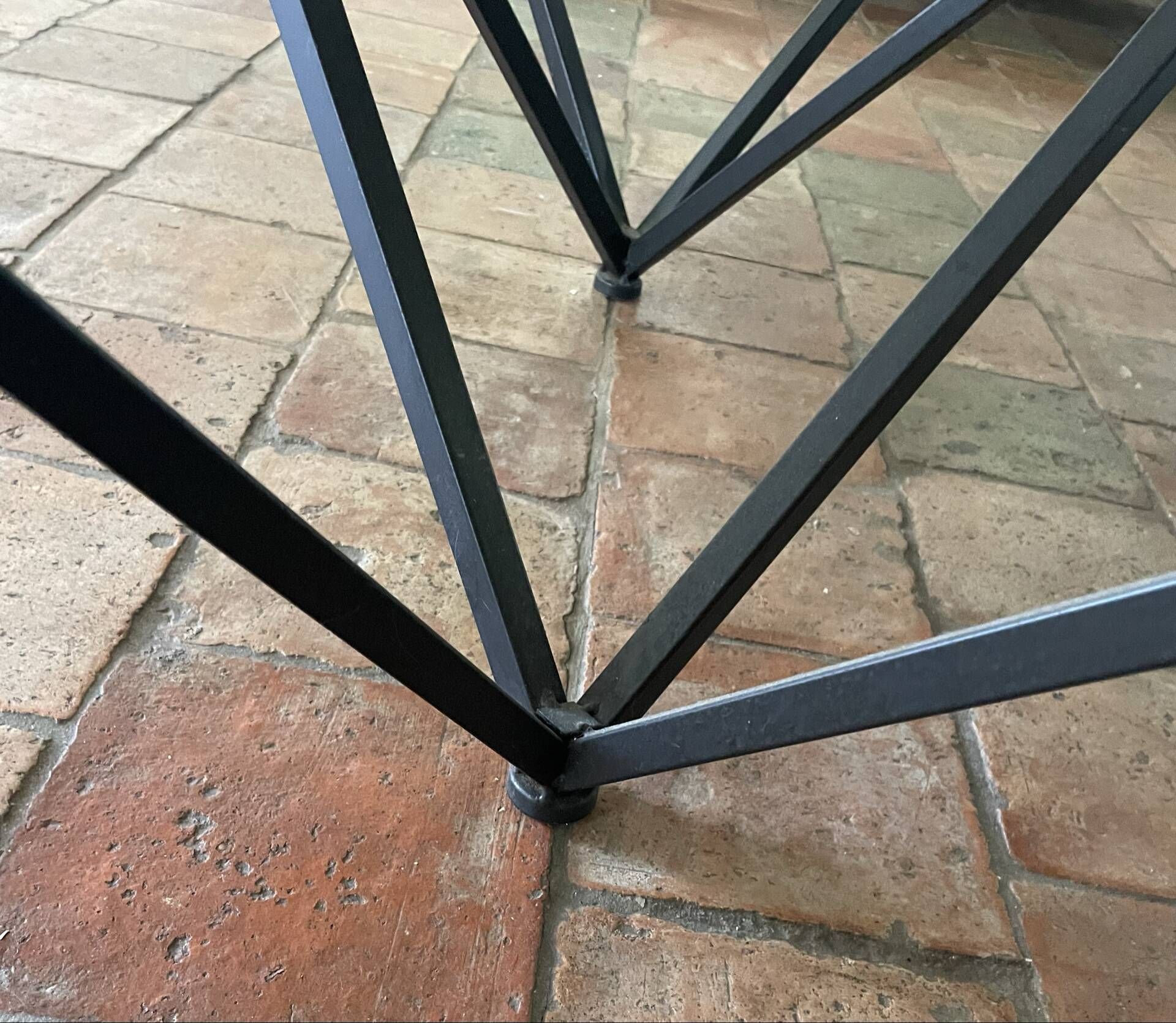 Design coffee table in glass and black metal – Geometric base