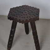 Ensemble de tabourets tripodes et table basse brutaliste