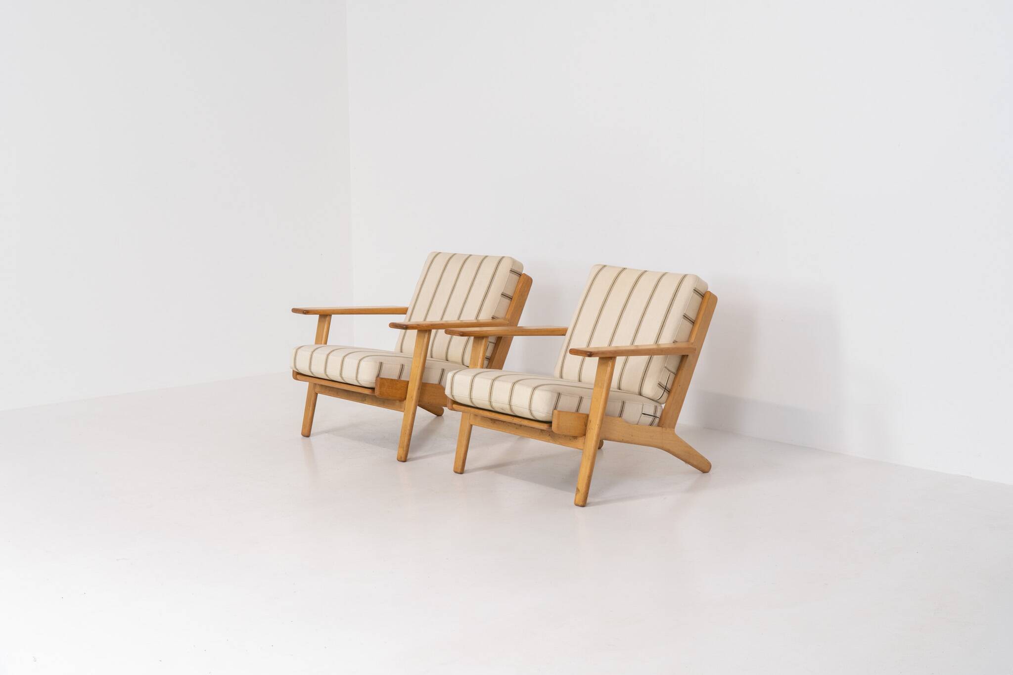 Pair of first-generation GE-290 lounge chairs designed by Hans J. Wegner.
