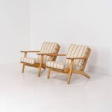 Pair of first-generation GE-290 lounge chairs designed by Hans J. Wegner.