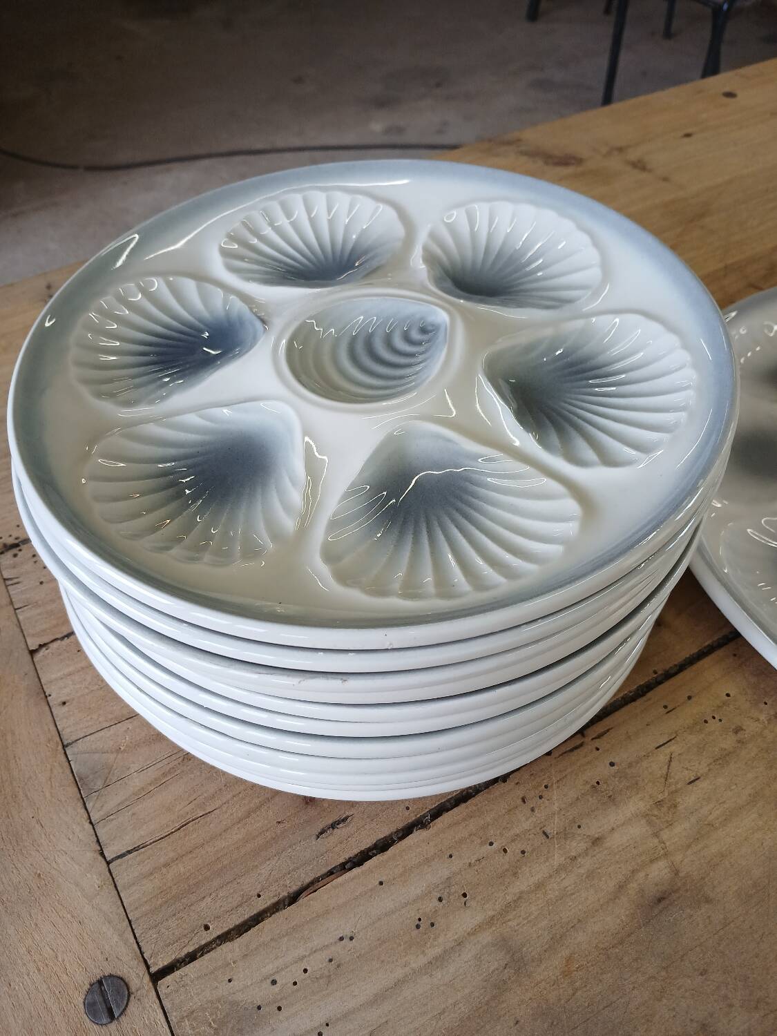 11 plates and 1 oyster dish Moulin des Loups
