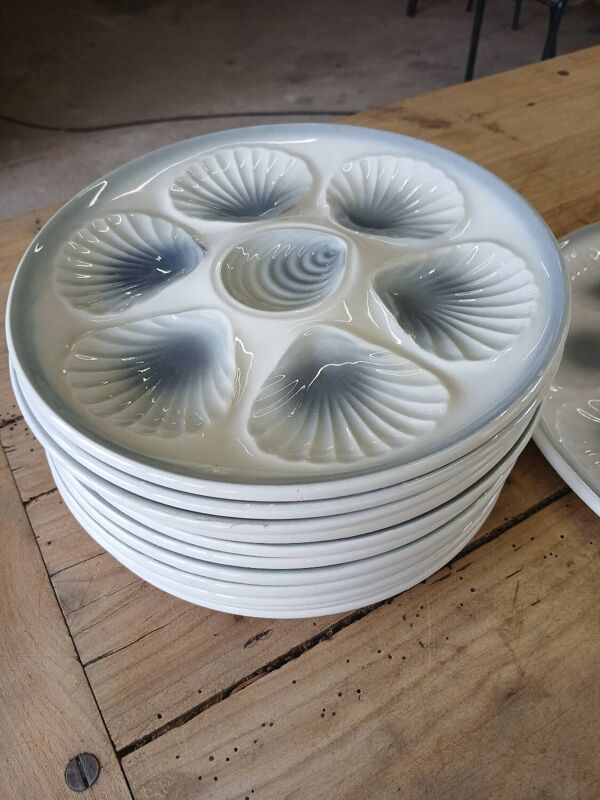 11 assiettes et 1 plat à huitres Moulin des Loups