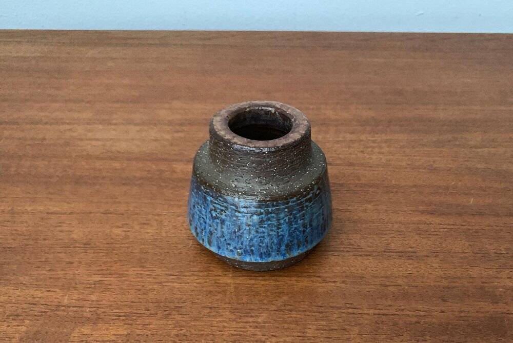 Minimalist studio pottery vase from mid-century Danish artist Michael Andersen, Bornholm, 1960s.