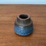 Minimalist studio pottery vase from mid-century Danish artist Michael Andersen, Bornholm, 1960s.
