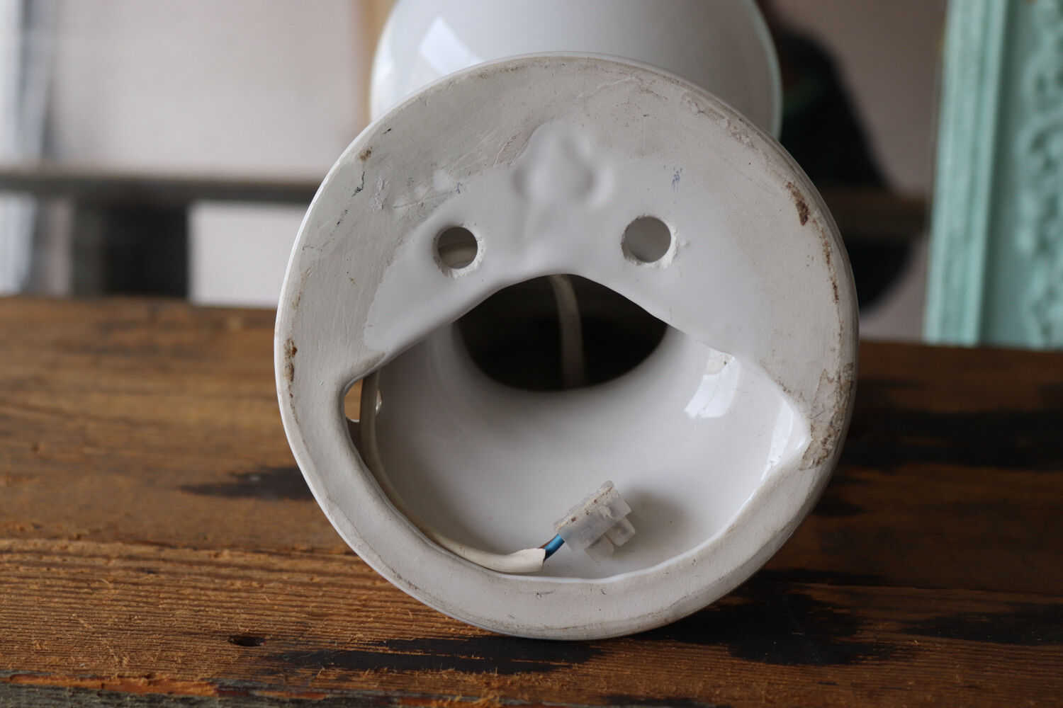 Antique wall light in ceramic – hand & globe