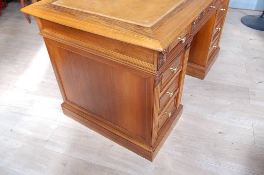 Napoleon III desk in walnut from the late 19th century.