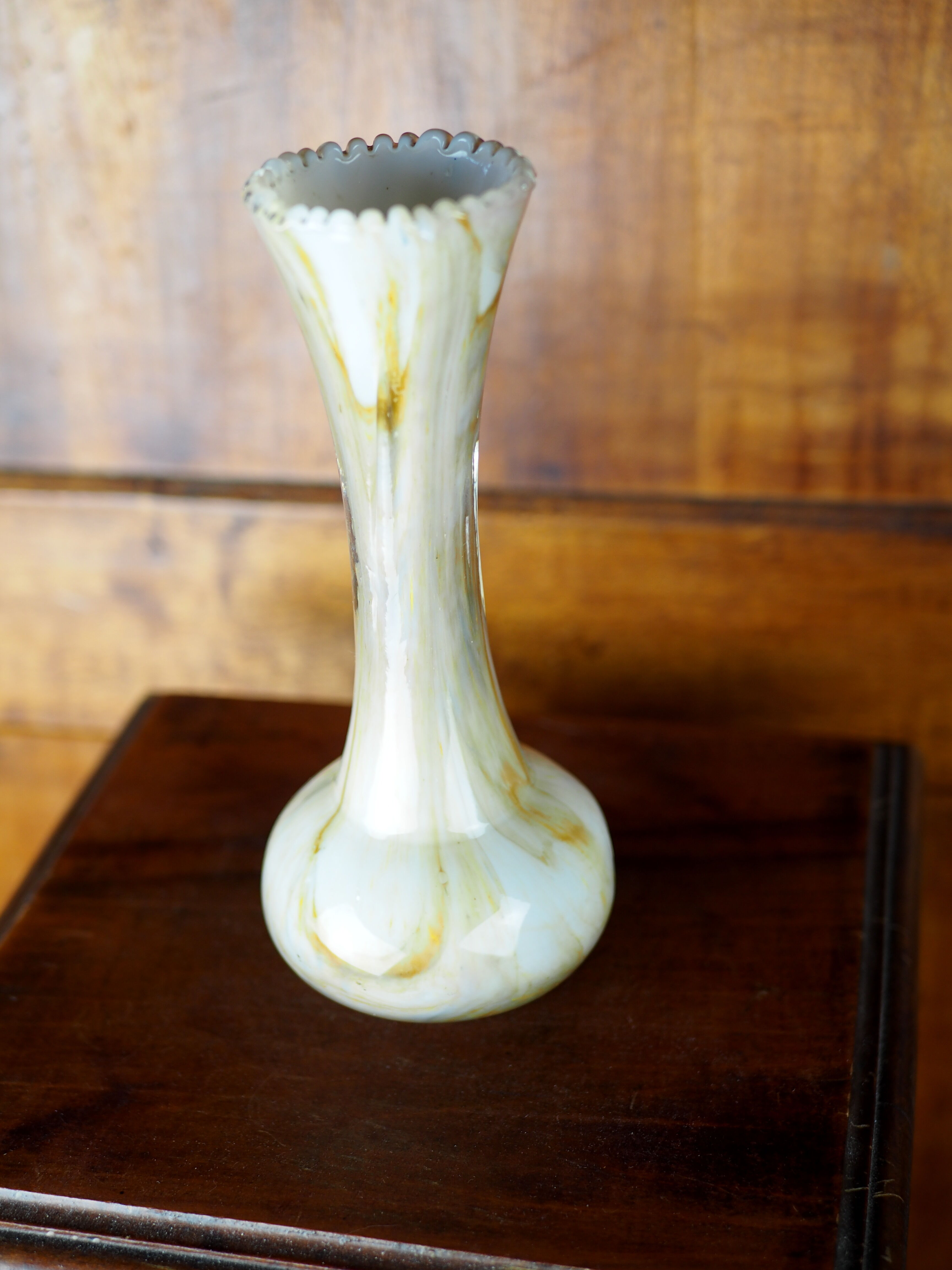 Blown glass vase with serrated neck, marbled white with gold inclusions - late nineteenth