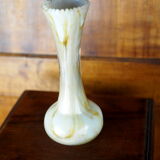 Vase en verre soufflé à col dentelé, blanc marbré à inclusions d'or - fin XIXème