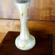 Vase en verre soufflé à col dentelé, blanc marbré à inclusions d'or - fin XIXème