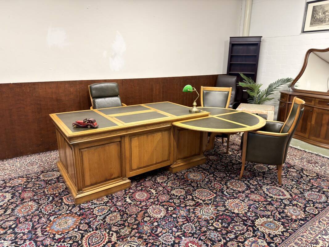 Ensemble de bureau classique RAC en anglais avec table de conférence